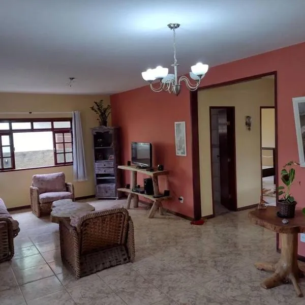 Casa confortável com piscina e churrasqueira