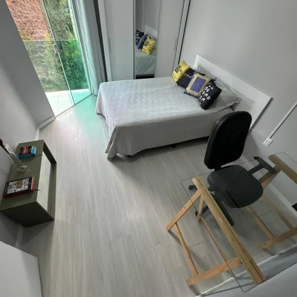 Quarto privativo com SmartTV, AR e sacada em Floripa