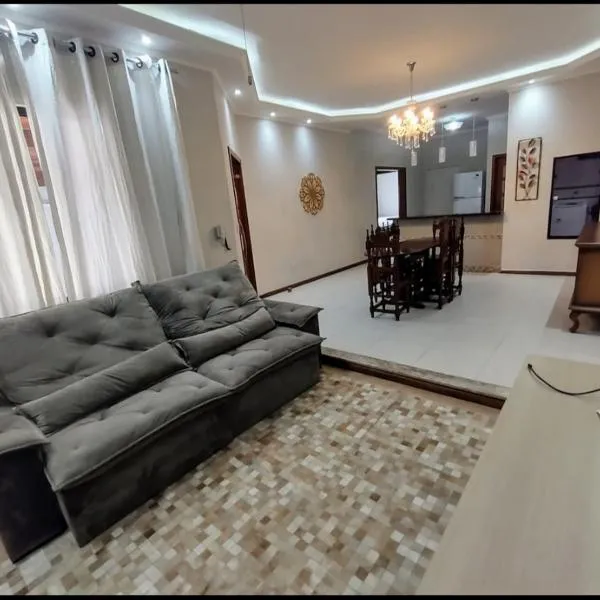 Casa com garagem, ar condicionado, sala tv e jantar, cozinha completa e lavanderia