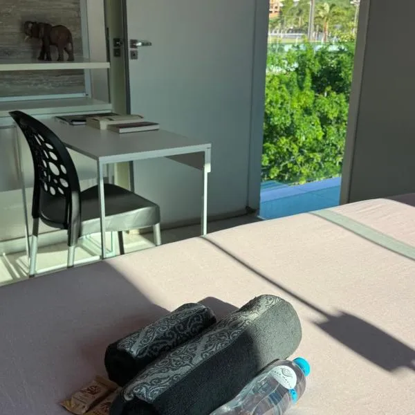 Suíte grande com vista a parque, TV, AR e sacada