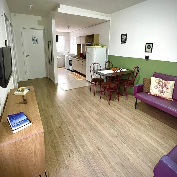 Ap de 2 quartos com AR, wifi e garagem - Bairro tranquilo